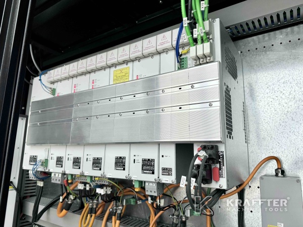 Industrijska električna omarica na EUMACH UMC1000 90122